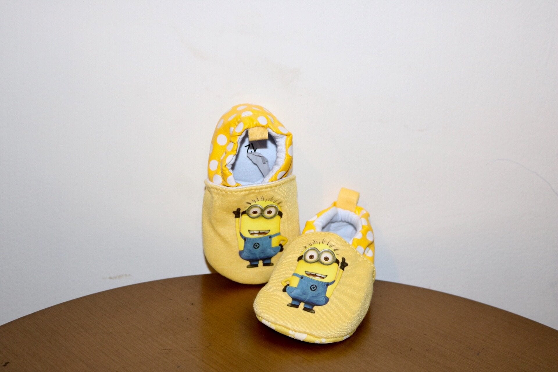 Minnionshoes.jpg Crocs unisex-child Despicable Me Minions Clogs - Image 1